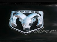 Dodge Caravan аэрография логотипа на капоте