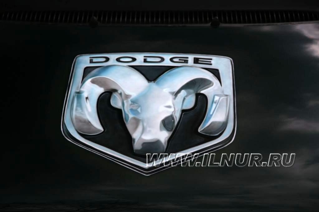Логотип на капоте Dodge Caravan