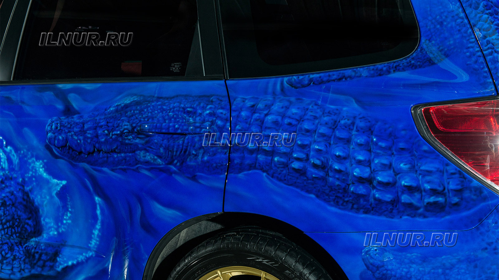 аэрография крокодилы на синем авто Subaru Forester tS 