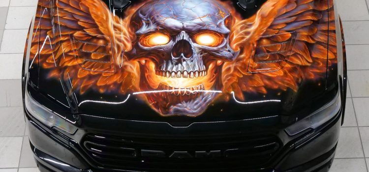 Аэрография череп и огонь на автомобиле Dodge RAM