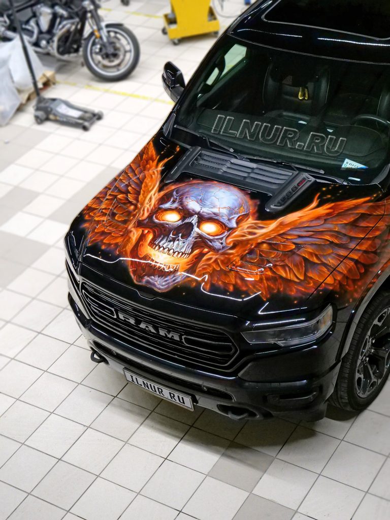 Аэрография на автомобиле Dodge RAM череп огонь и крылья